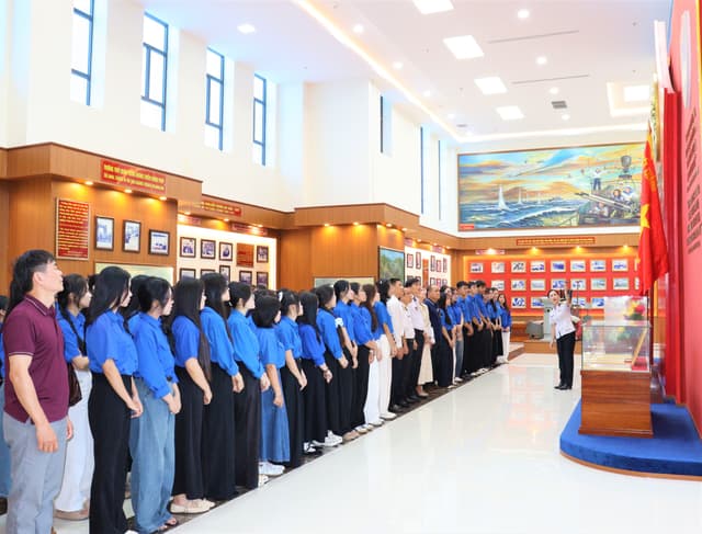 Gần 150 cán bộ, giảng viên, sinh viên thăm Học viện Hải quân