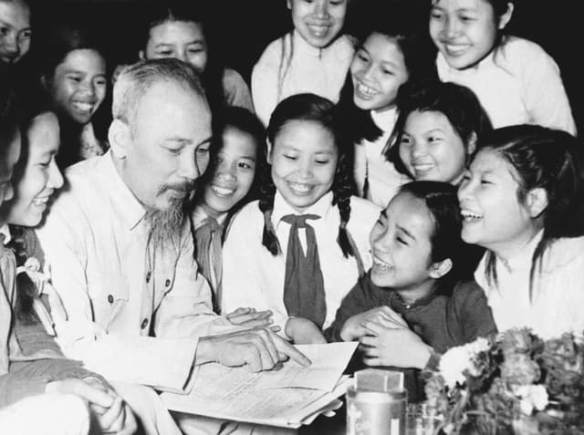 Tháng Năm nhớ Bác kính yêu