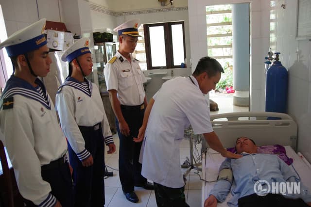 Trung tâm Y tế Trường Sa tiếp nhận, điều trị ngư dân bị bệnh trên biển