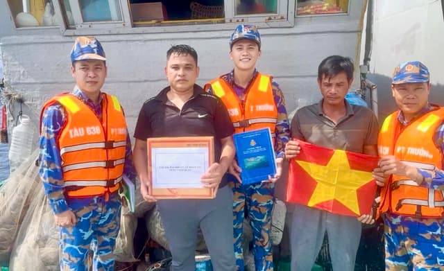 Tàu 636 kịp thời hỗ trợ ngư dân bị nạn trên biển