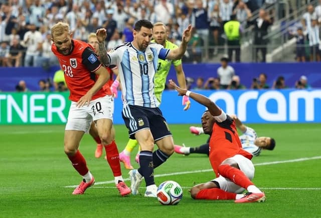 Messi lập kỷ lục World Cup, Argentina sớm đoạt vé vào vòng knock-out