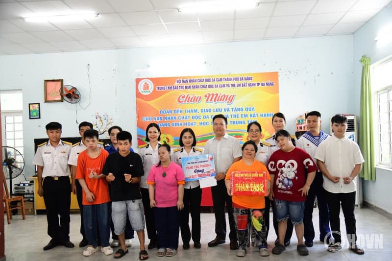 Hội phụ nữ Lữ đoàn 680 tặng quà trẻ em bất hạnh Đà Nẵng