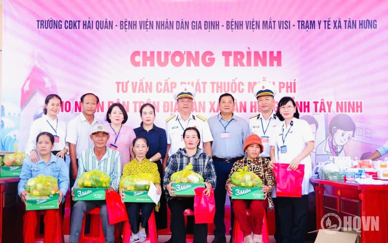 Trường Cao đẳng Kỹ thuật Hải quân tuyên truyền biển đảo, khám bệnh, cấp phát thuốc miễn phí tại Tây Ninh