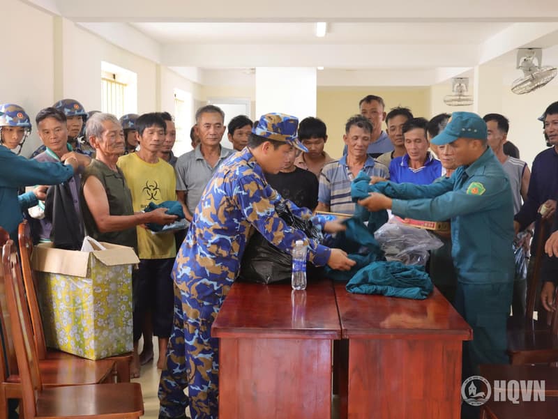 Đảo Đá Tây kịp thời hỗ trợ 33 ngư dân tàu cá Quảng Ngãi bị nạn