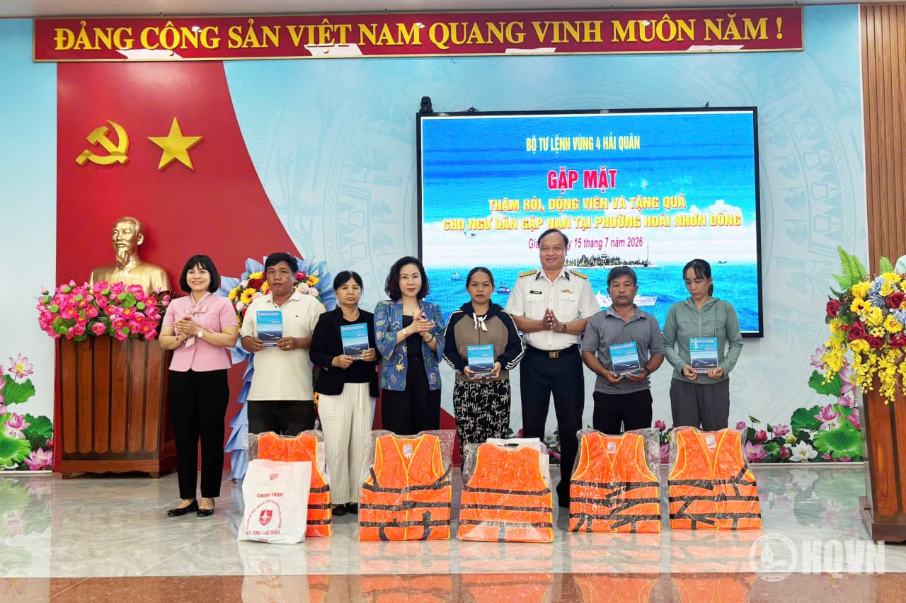 Lữ đoàn 162 thăm, tặng quà ngư dân tỉnh Gia Lai