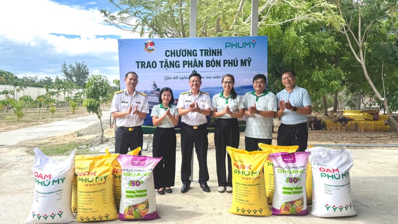 Nhà máy Đạm Phú Mỹ trao tặng 3 tấn phân bón cho Lữ đoàn 162