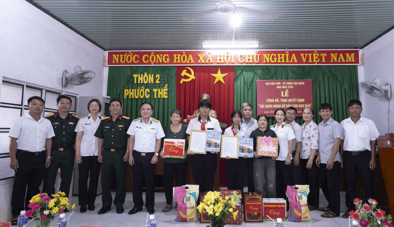 Nhà máy Z753 trao quyết định nhận đỡ đầu con ngư dân