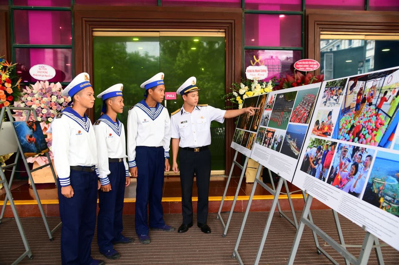 Cán bộ, chiến sĩ Lữ đoàn 147 tham quan triển lãm ảnh “Chuyện về biển đảo quê hương”
