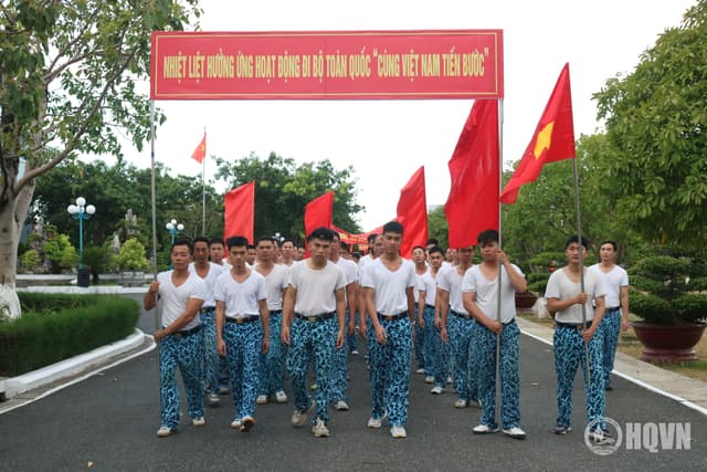 Lữ đoàn 189 hưởng ứng hoạt động đi bộ “Cùng Việt Nam tiến bước”