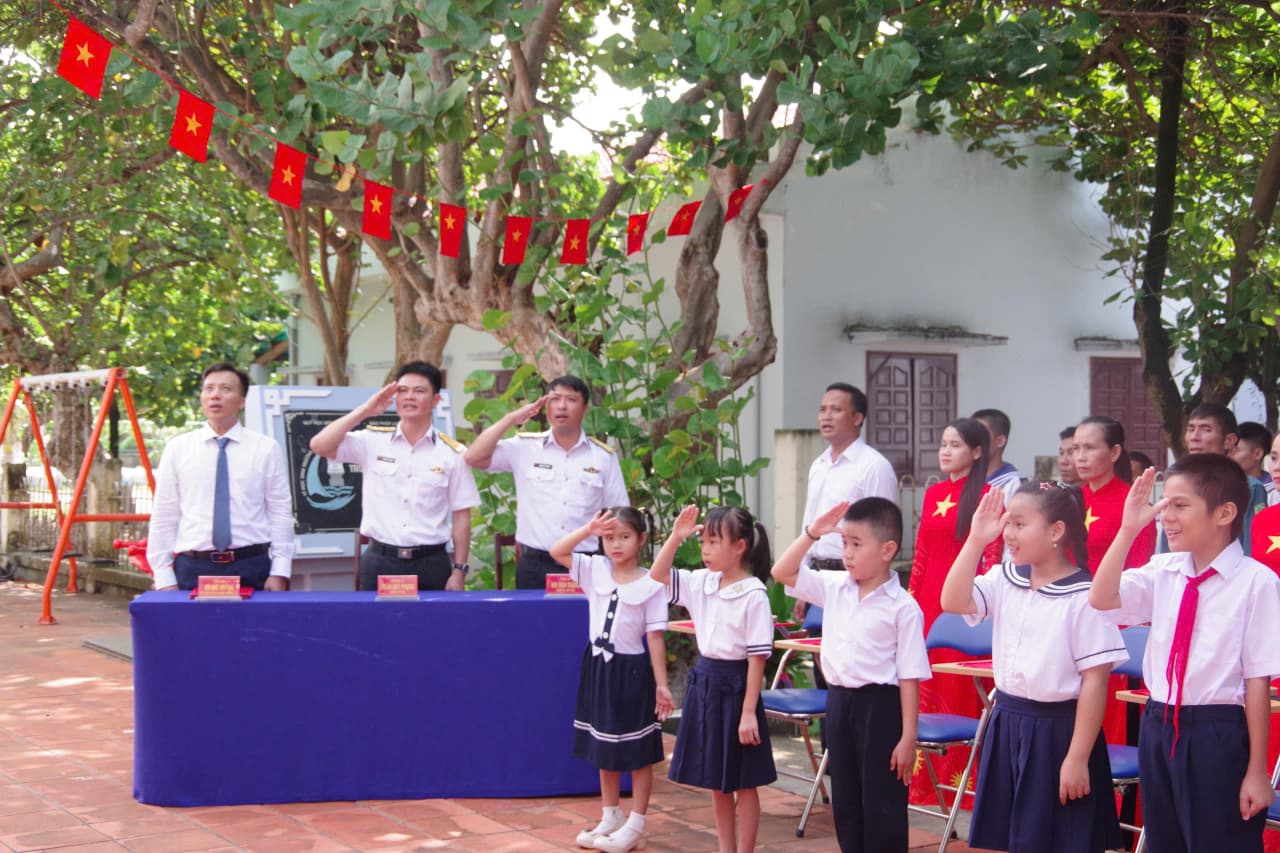 Đặc khu Trường Sa rộn ràng khai giảng năm học mới