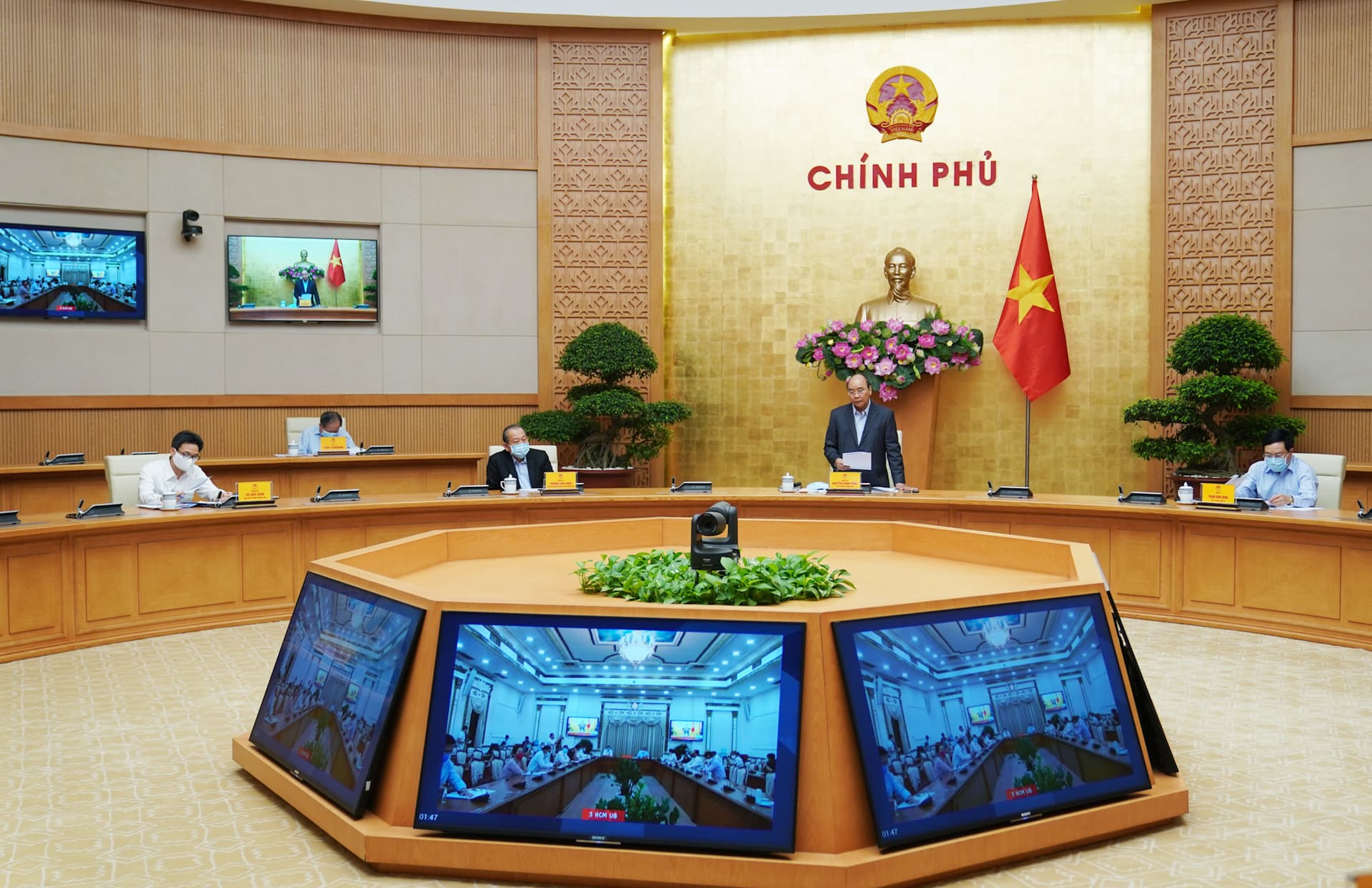 Thủ tướng: Thần tốc, tranh thủ từng giờ, từng phút chống dịch Covid-19