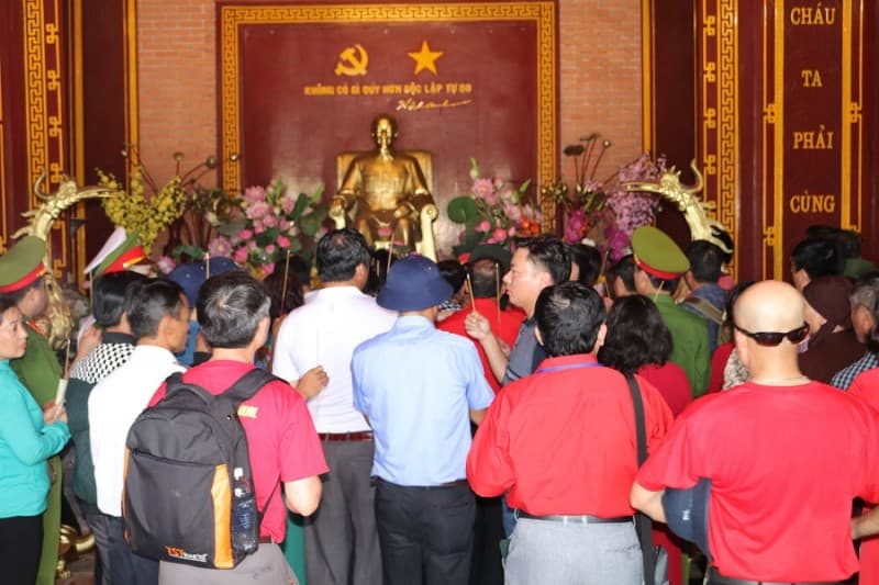 Kỷ niệm 128 năm ngày sinh Chủ tịch Hồ Chí Minh tại Trường Sa