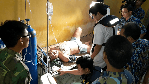 Điều trực thăng ra Trường Sa cấp cứu 2 ngư dân trong đêm