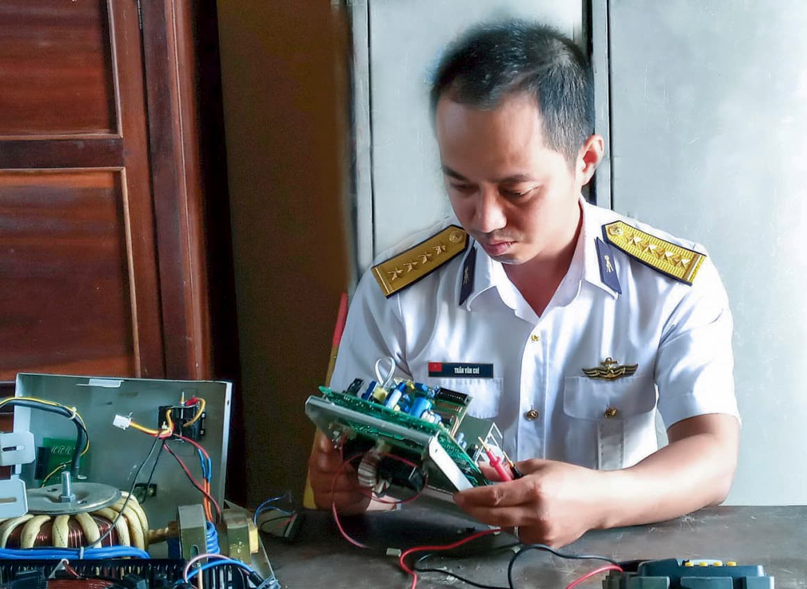 Người cán bộ ra đa giàu nhiệt huyết