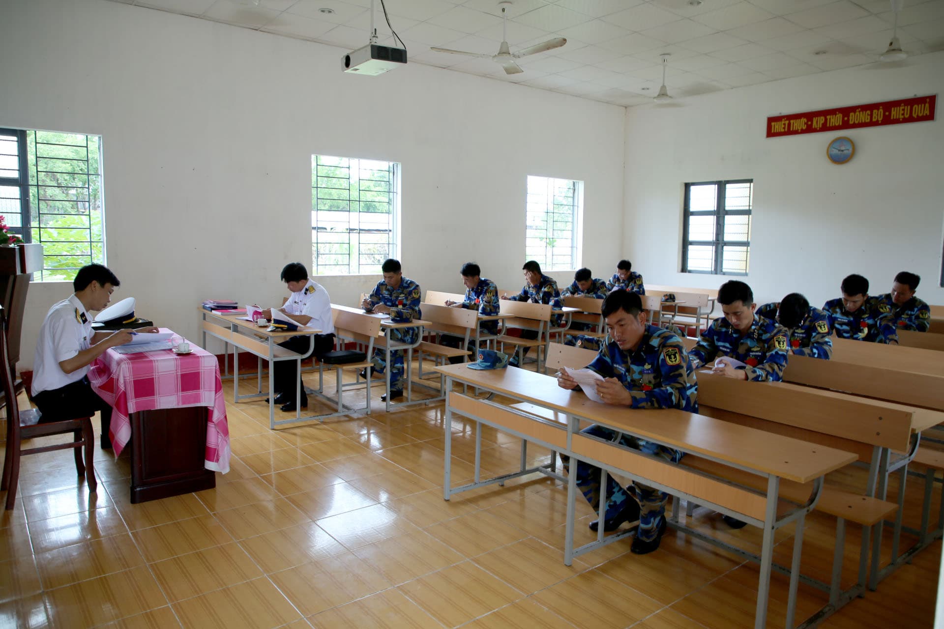 “1 giảm, 1 tăng, 3 thực chất” trong giáo dục chính trị ở Lữ đoàn 127 Hải quân
