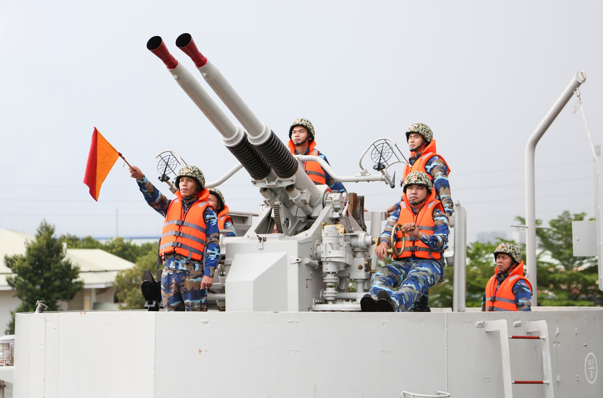 “Trẻ hóa” những con tàu “70 tuổi quân”