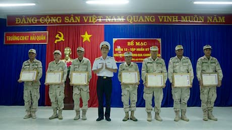 Bế giảng Lớp bồi dưỡng kỹ thuật nghiệp vụ khóa 12 cho Hải quân Hoàng gia Cam-pu-chia