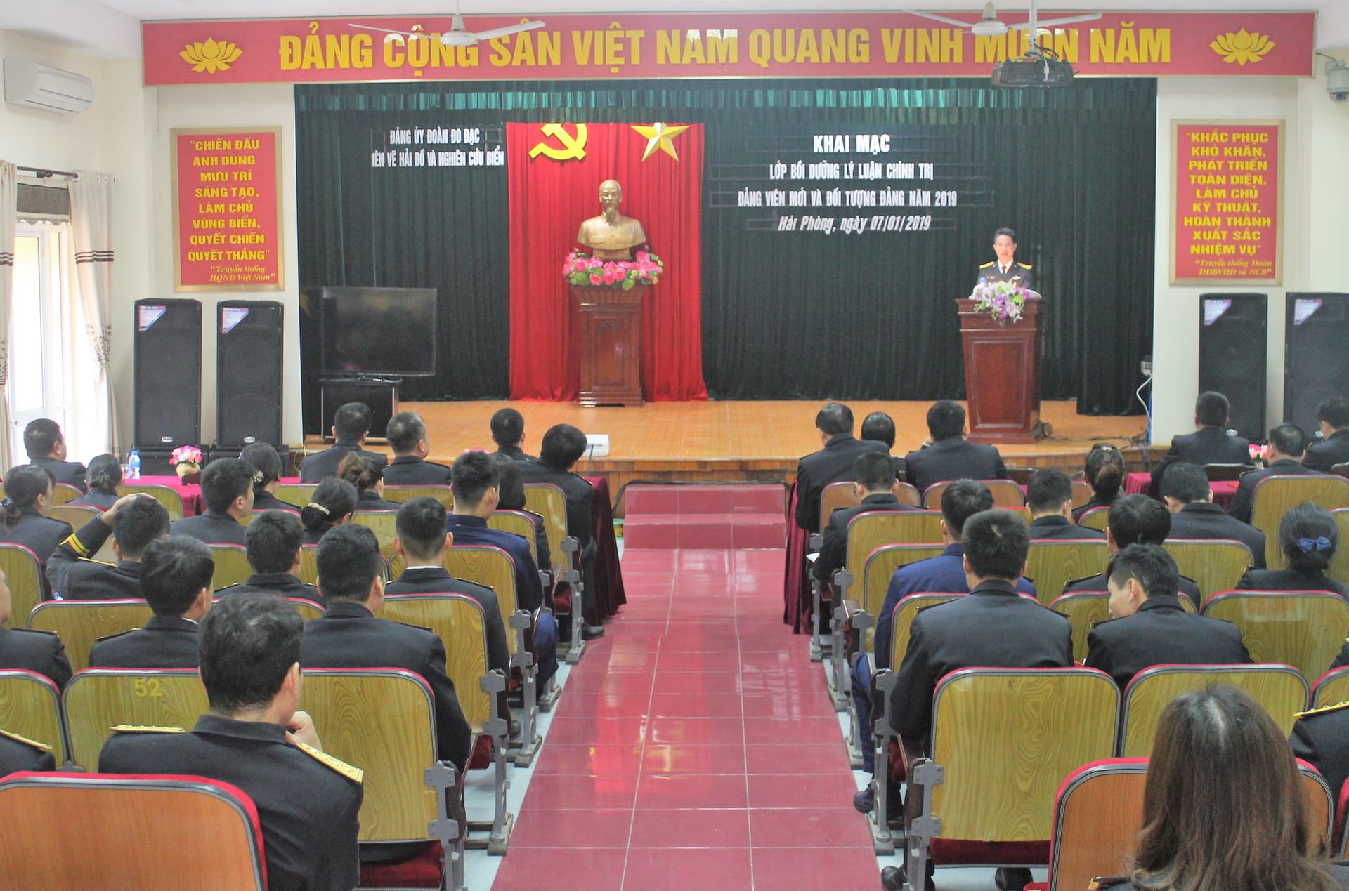 Khai mạc lớp bồi dưỡng lý luận chính trị cho đảng viên mới và quần chúng ưu tú