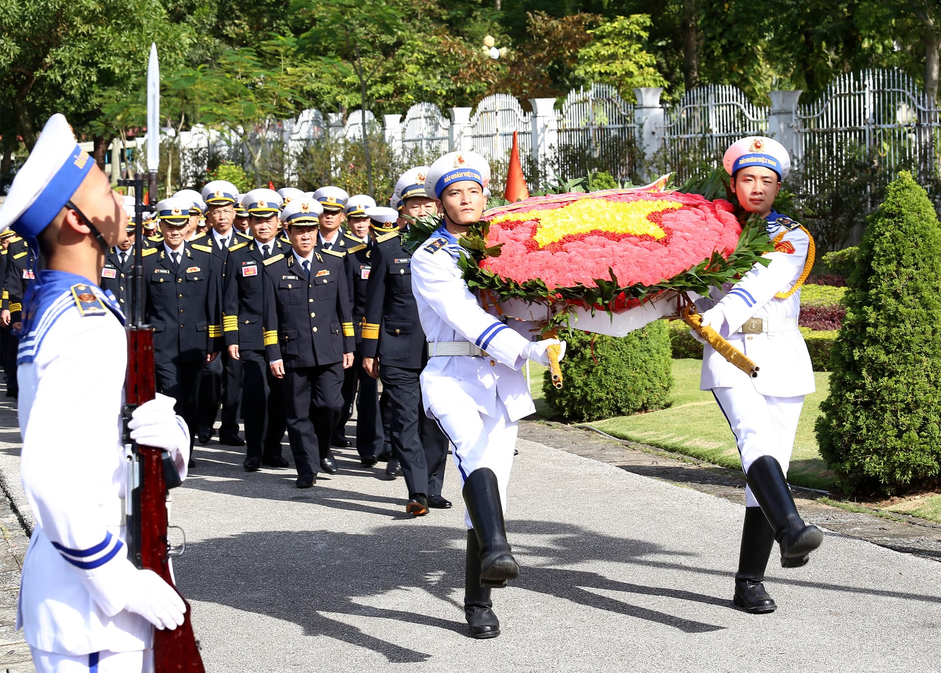 Đoàn đại biểu dự Đại hội Thi đua Quyết thắng dâng hương tại bến K15 Đồ Sơn