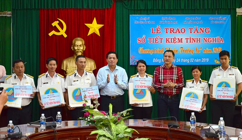 Trao tặng Sổ tiết kiệm tình nghĩa tặng các gia đình chính sách và quân nhân có hoàn cảnh khó khăn
