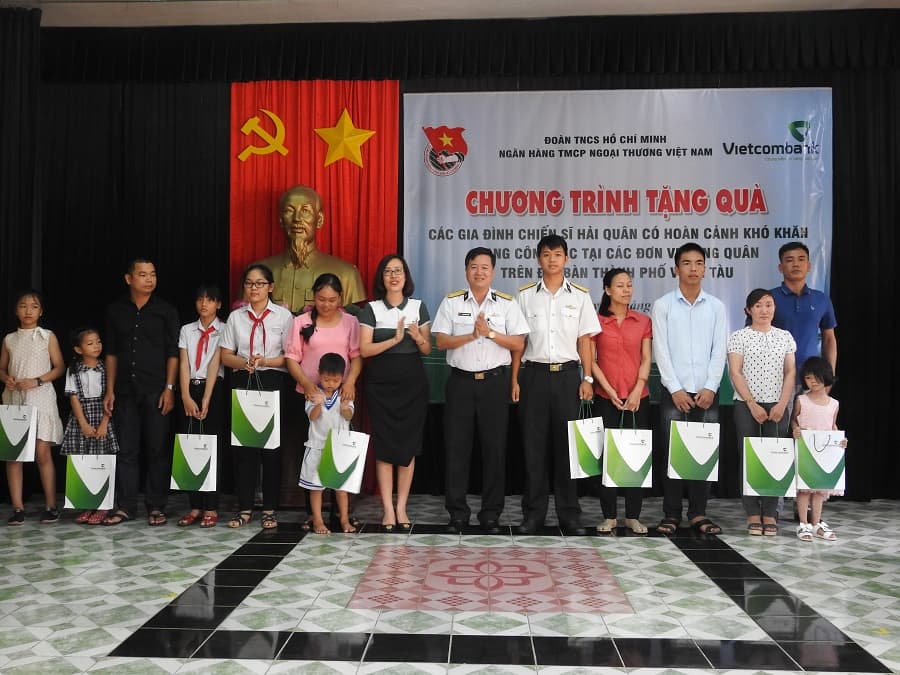 Đoàn Thanh niên Ngân hàng TMCP ngoại thương Việt Nam tặng quà các gia đình quân nhân có hoàn cảnh khó khăn khu vực Vũng Tàu