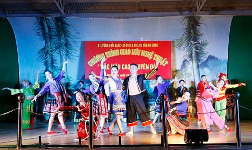 Giao lưu nghệ thuật: “Sắc màu cao nguyên đá”