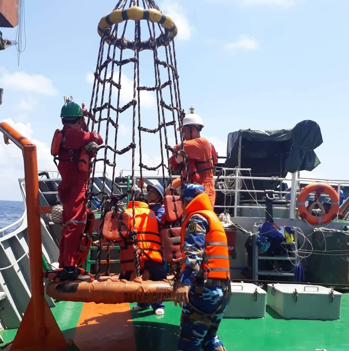 Tàu 739 kịp thời cấp cứu ngư dân tàu cá Bình Thuận bị tai nạn lao động trên biển