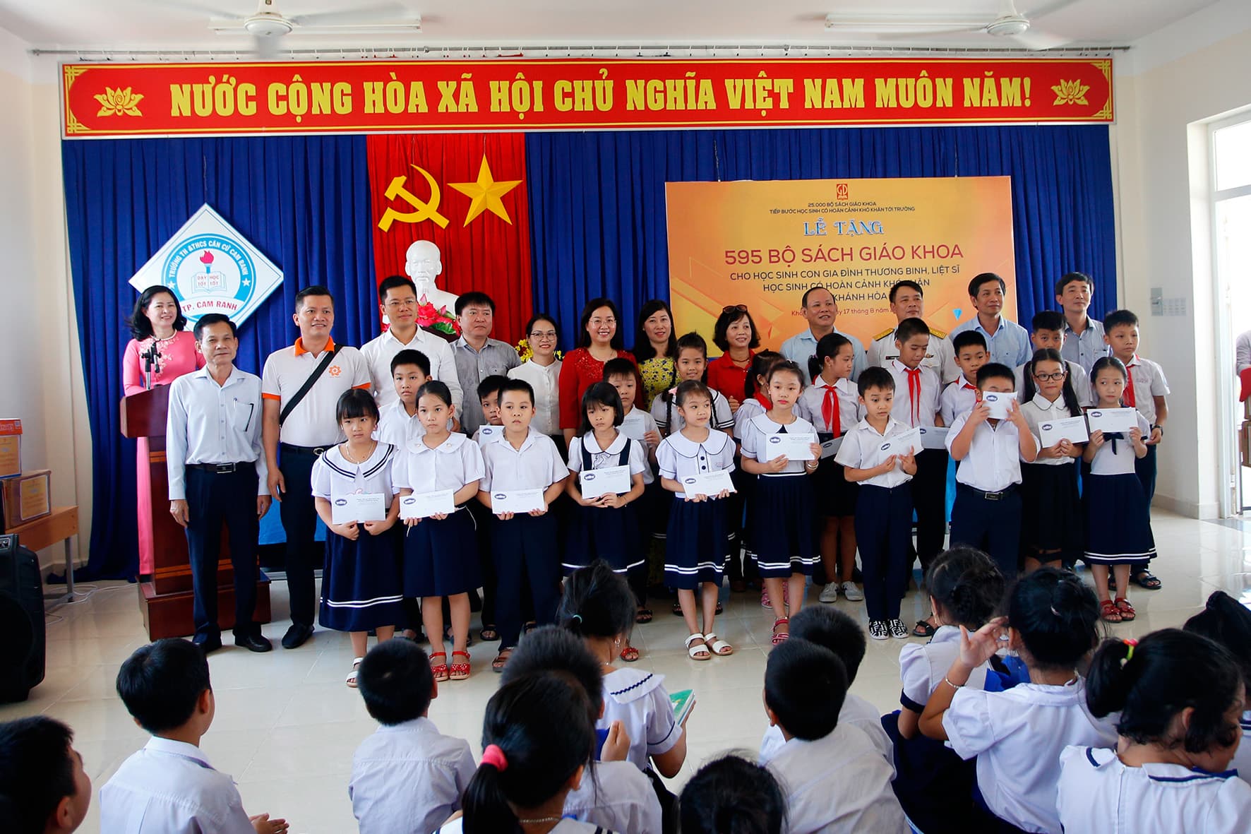 Nhà xuất bản Giáo dục Việt Nam trao tặng sách giáo khoa và đồ dùng học tập cho con quân nhân trong Căn cứ quân sự Cam Ranh