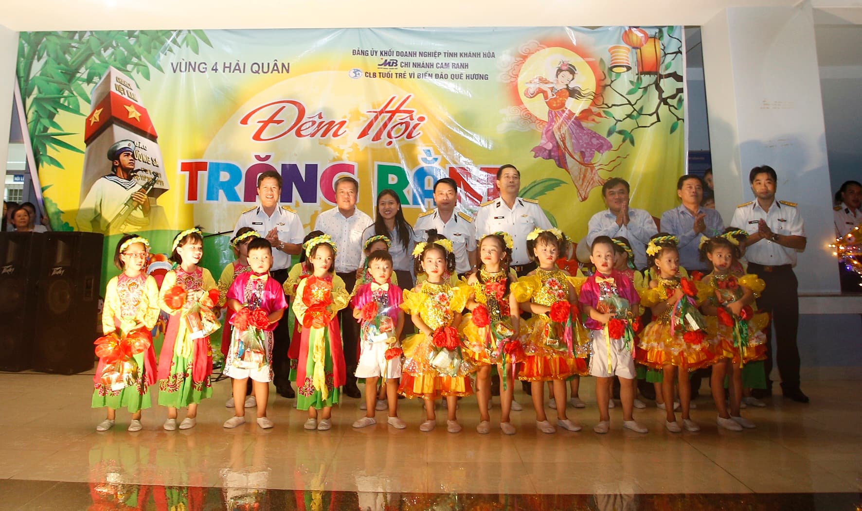 Vùng 4 Hải quân: Tặng 2.600 phần quà nhân dịp Tết Trung thu 2019