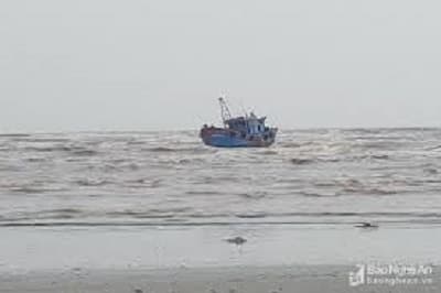 Tàu 741, Hải đoàn 129 triển khai tìm kiếm ngư dân tàu cá Quảng Ngãi bị mắc cạn