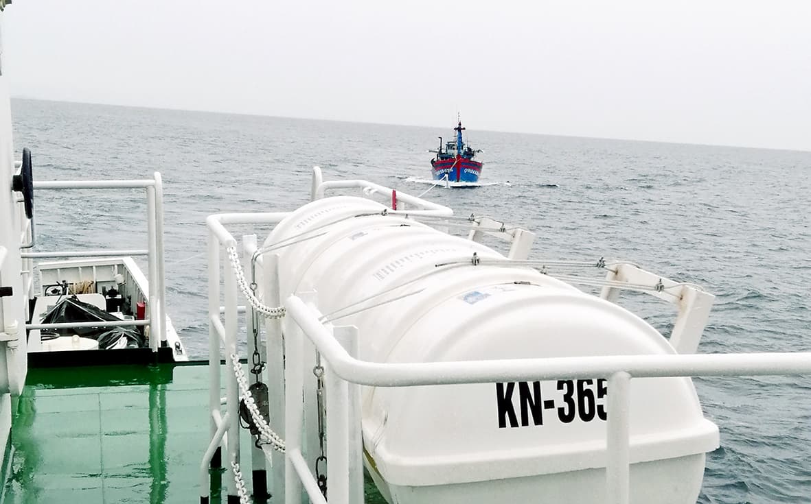 Tàu KN 365 Bàn giao 10 thuyền viên Tàu Thái Thụy bị nạn trên biển