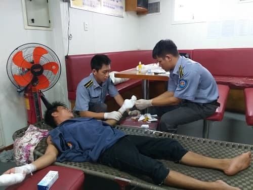 Tàu KN 265 cấp cứu, điều trị ngư dân Bình Định bị tai nạn lao động