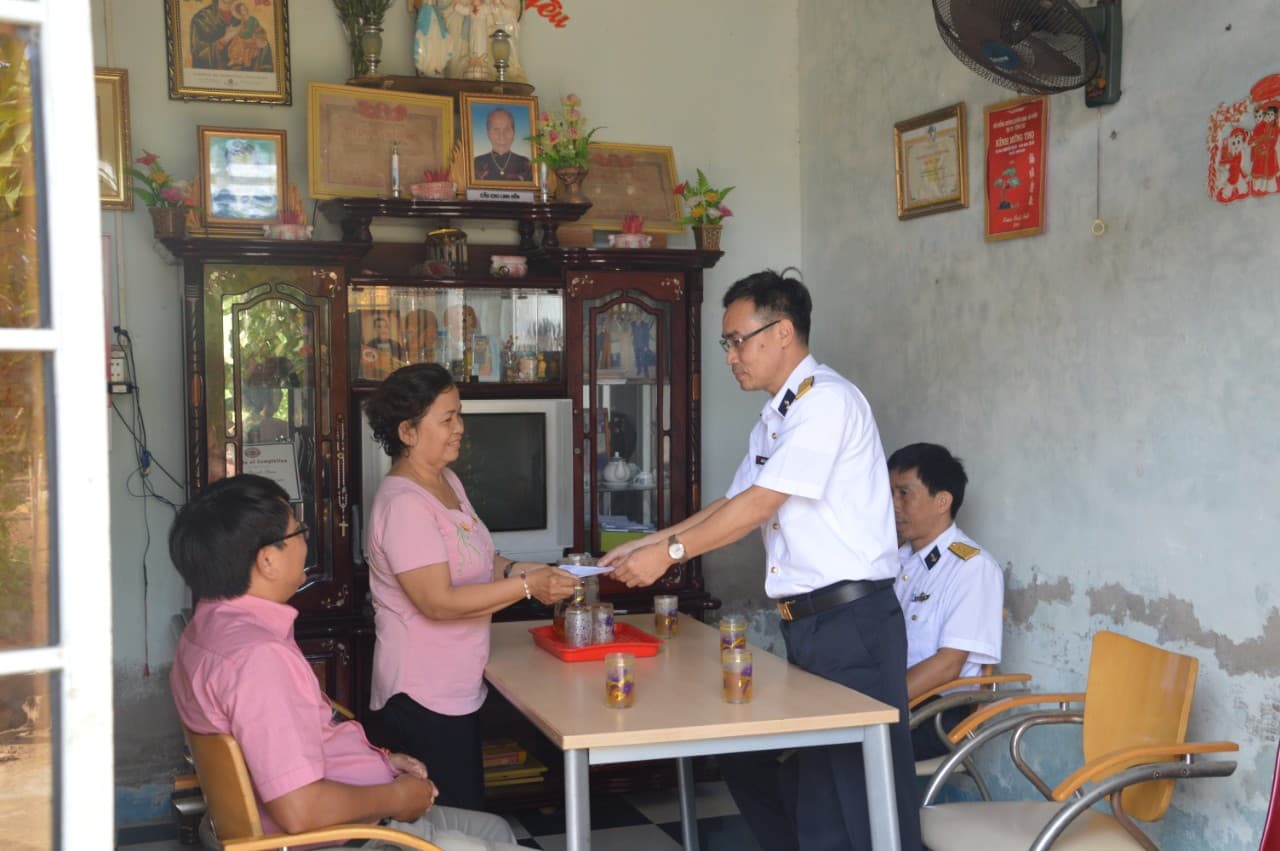 Hải đoàn 128 tặng quà gia đình Mẹ Việt Nam Anh hùng tại Vũng Tàu