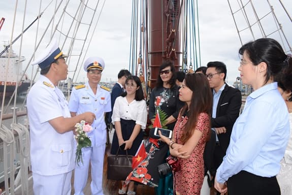 Đoàn công tác trên Tàu buồm 286 thăm và giao lưu với Hải quân Indonesia