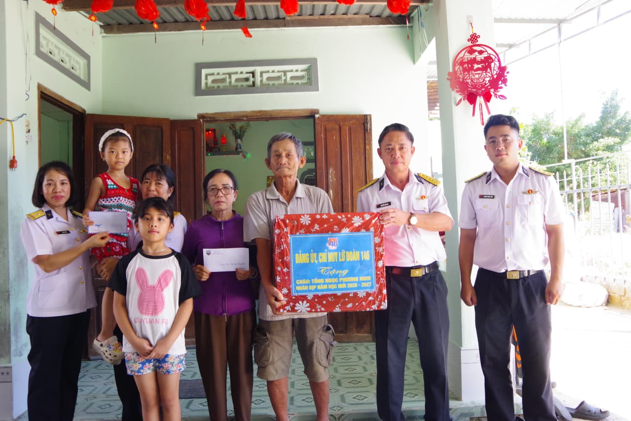 Lữ đoàn 146 tặng quà, tiếp sức con ngư dân trước thềm năm học mới