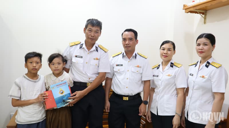 Lữ đoàn 189 trao quà tặng con quân nhân dịp Tết trung thu năm 2026