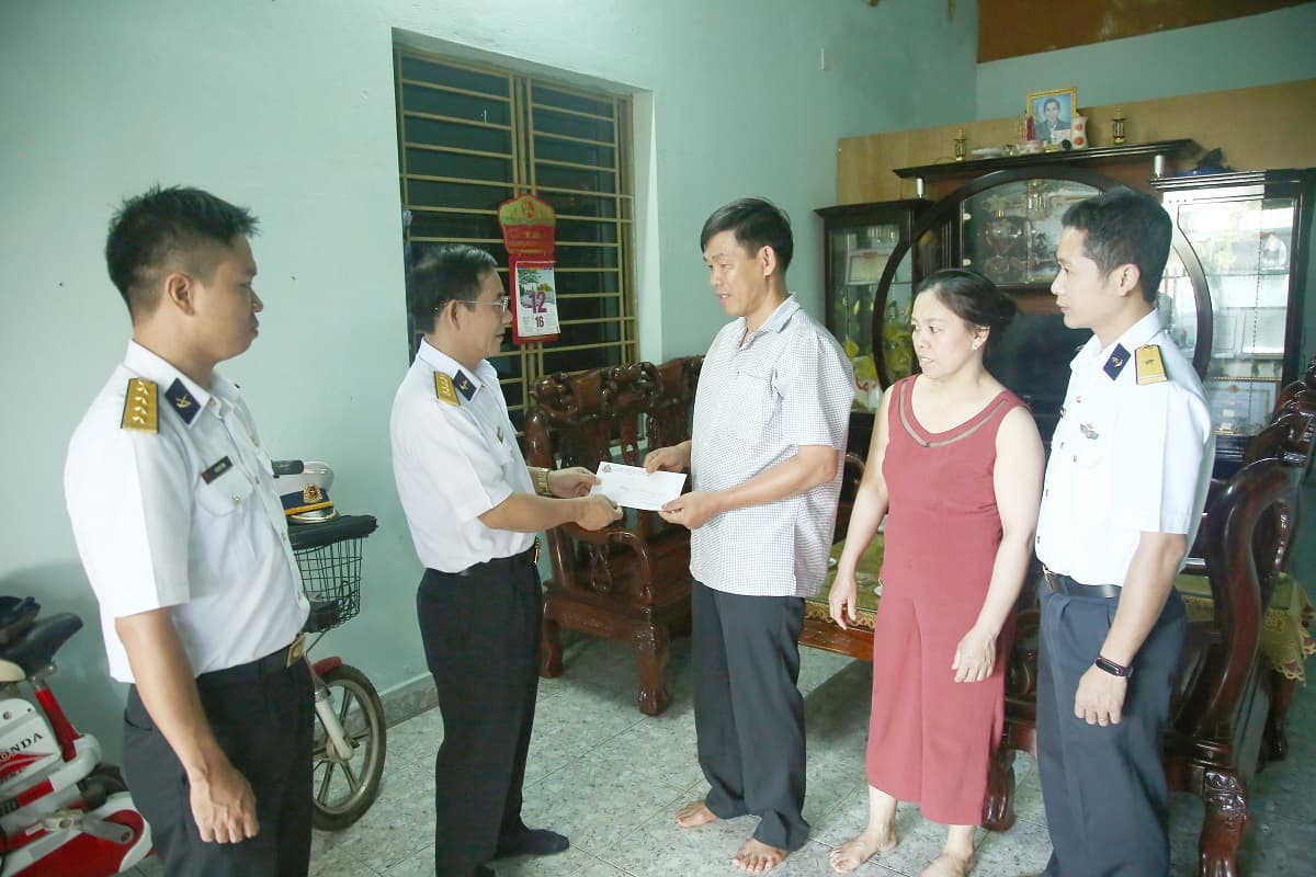 Vùng 3 Hải quân tặng quà các gia đình quân nhân có hoàn cảnh khó khăn