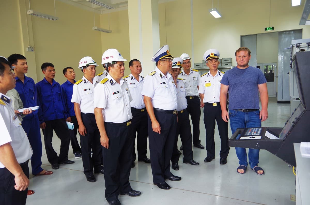 Tư lệnh Hải quân thăm, kiểm tra công tác sản xuất tại Nhà máy X52