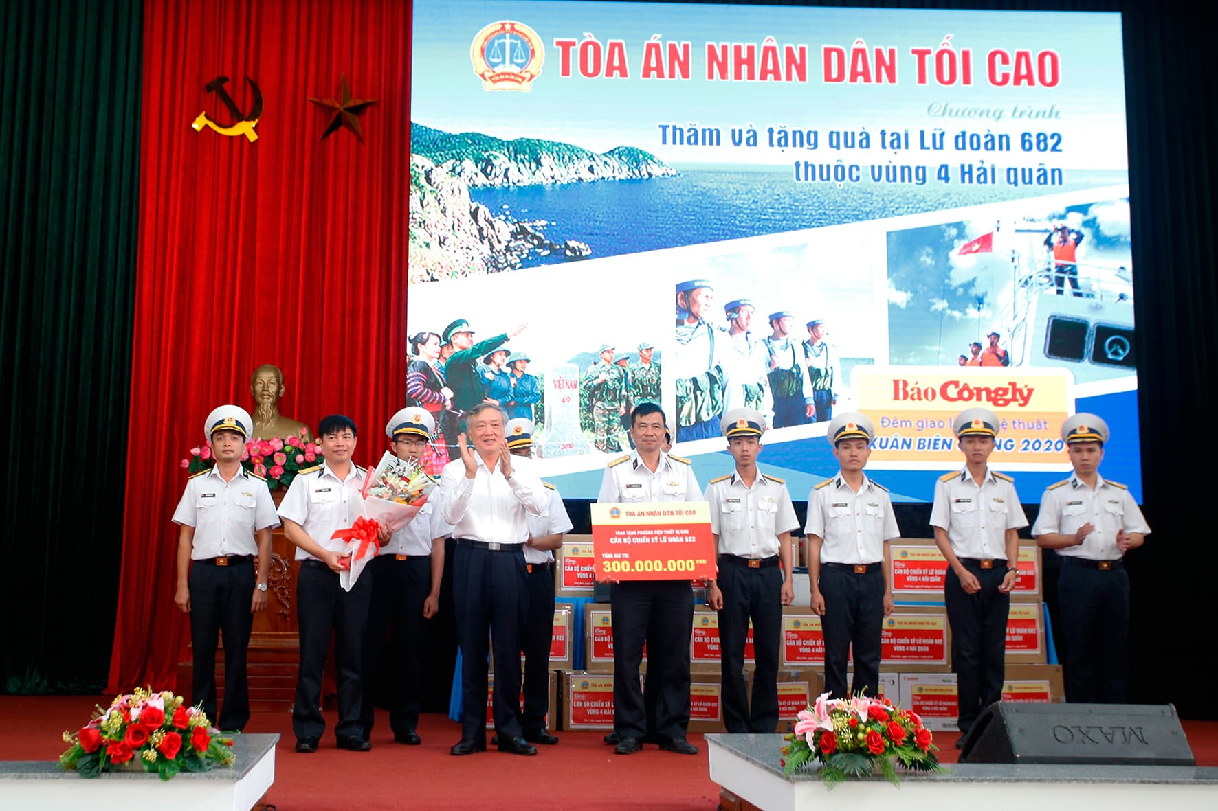 Đồng chí Nguyễn Hòa Bình, Chánh án Tòa án Nhân dân tối cao thăm Lữ đoàn 682 Hải quân