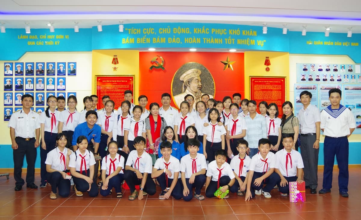 Đoàn giáo, viên, học sinh trường THCS Nguyễn Văn Linh thăm Lữ đoàn 161