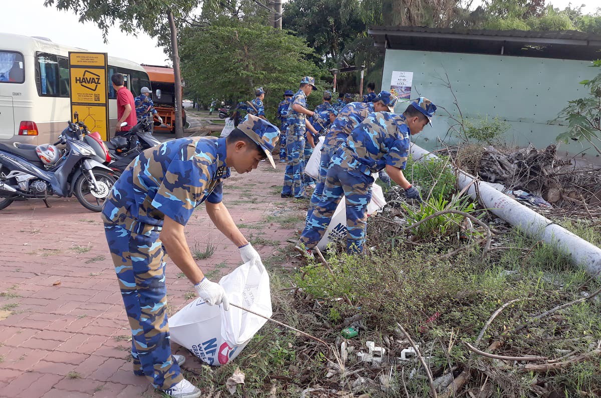 Hải đoàn 129 tham gia dọn vệ sinh môi trường trên địa bàn thành phố Vũng Tàu