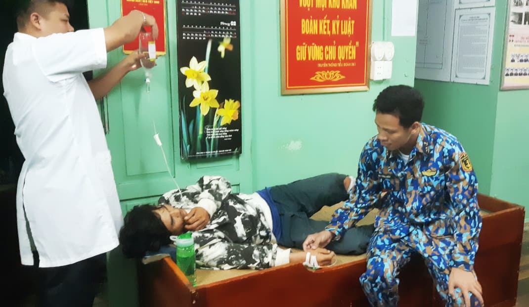 Nhà giàn DK1/10  cấp cứu 2 ngư dân Kiên Giang bị nạn