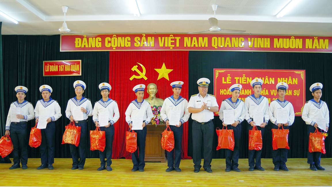 Lữ đoàn 167 tiễn quân nhân hoàn thành nghĩa vụ quân sự trở về địa phương