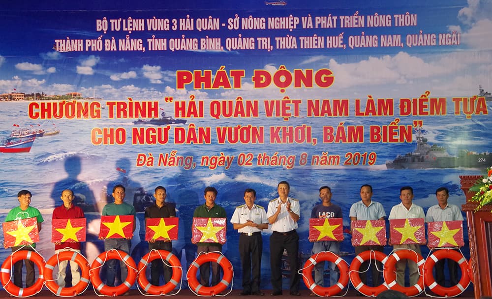 Vùng 3 Hải quân đồng hành cùng ngư dân vươn khơi bám biển