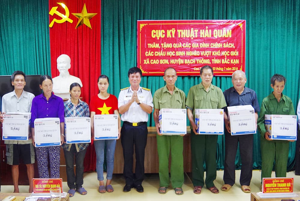 Cục Kỹ thuật Hải quân tặng gần 20 triệu đồng đến các gia đình chính sách tại Bắc Kạn