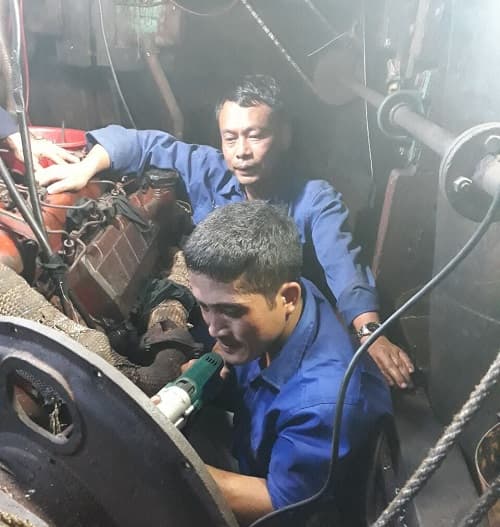 Tàu cá TG 92411 TS bị hỏng máy đã được Tàu 956, Lữ đoàn 125 sửa chữa thành công