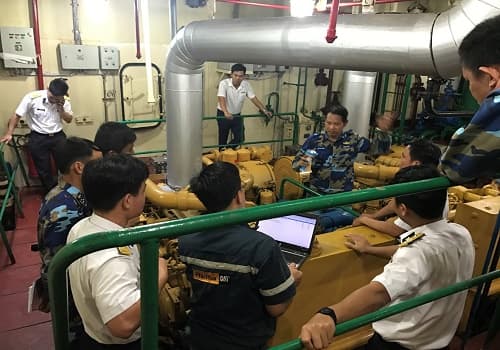 Kiểm tra động cơ máy cho các tàu Hải quân