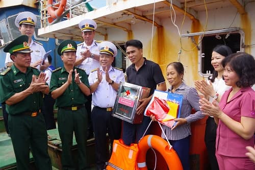 Vùng 1 Hải quân thực hiện Chương trình “Hải quân Việt Nam làm điểm tựa cho ngư dân bám biển" tại Nam Định