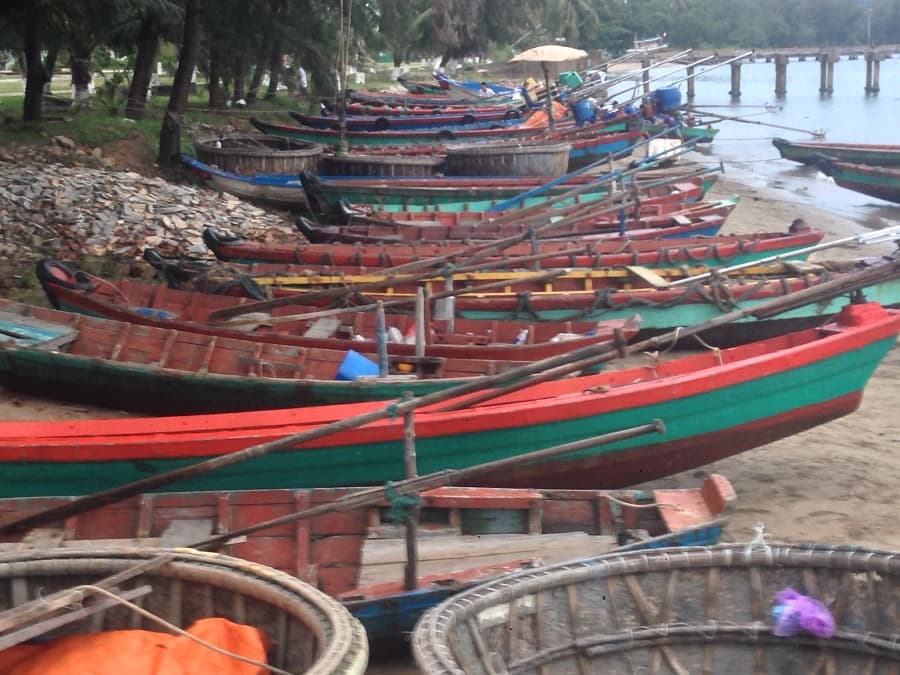 Lữ đoàn 127: Hơn 30 cán bộ, chiến sĩ giúp dân kéo tàu lên bờ tránh áp thấp nhiệt đới