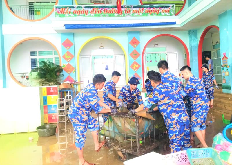 Bộ đội Hải quân sát cánh cùng nhân dân vượt qua lũ dữ